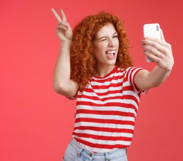 Jeune femme faisant un selfie