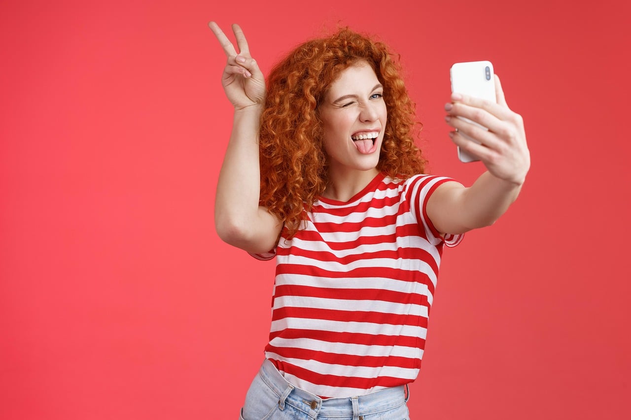 Jeune femme faisant un selfie Jeune femme faisant un selfie